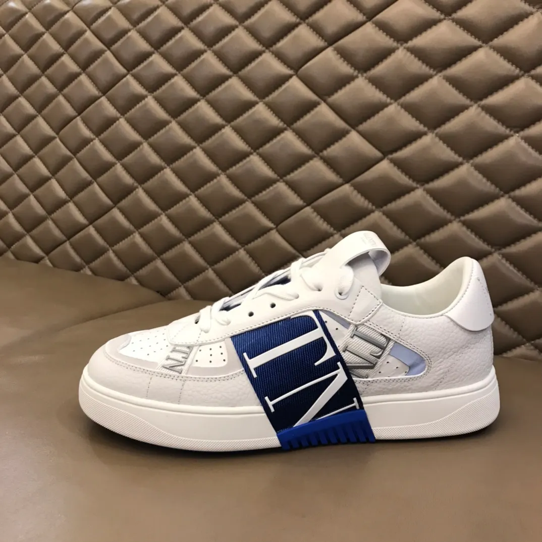 p440 "Valentin*" new spring and summer calfskin lace-up sneakers. No man should be able to refuse these shoes. The classic color scheme is so handsome! Purchase a high-precision replica of the original version to instantly sell off the market currency! 6 VLTN logo rubber effect straps - Valentino Garavani Logo printed on the back and tongue, all materials are customized to ensure quality! Size: 38-44